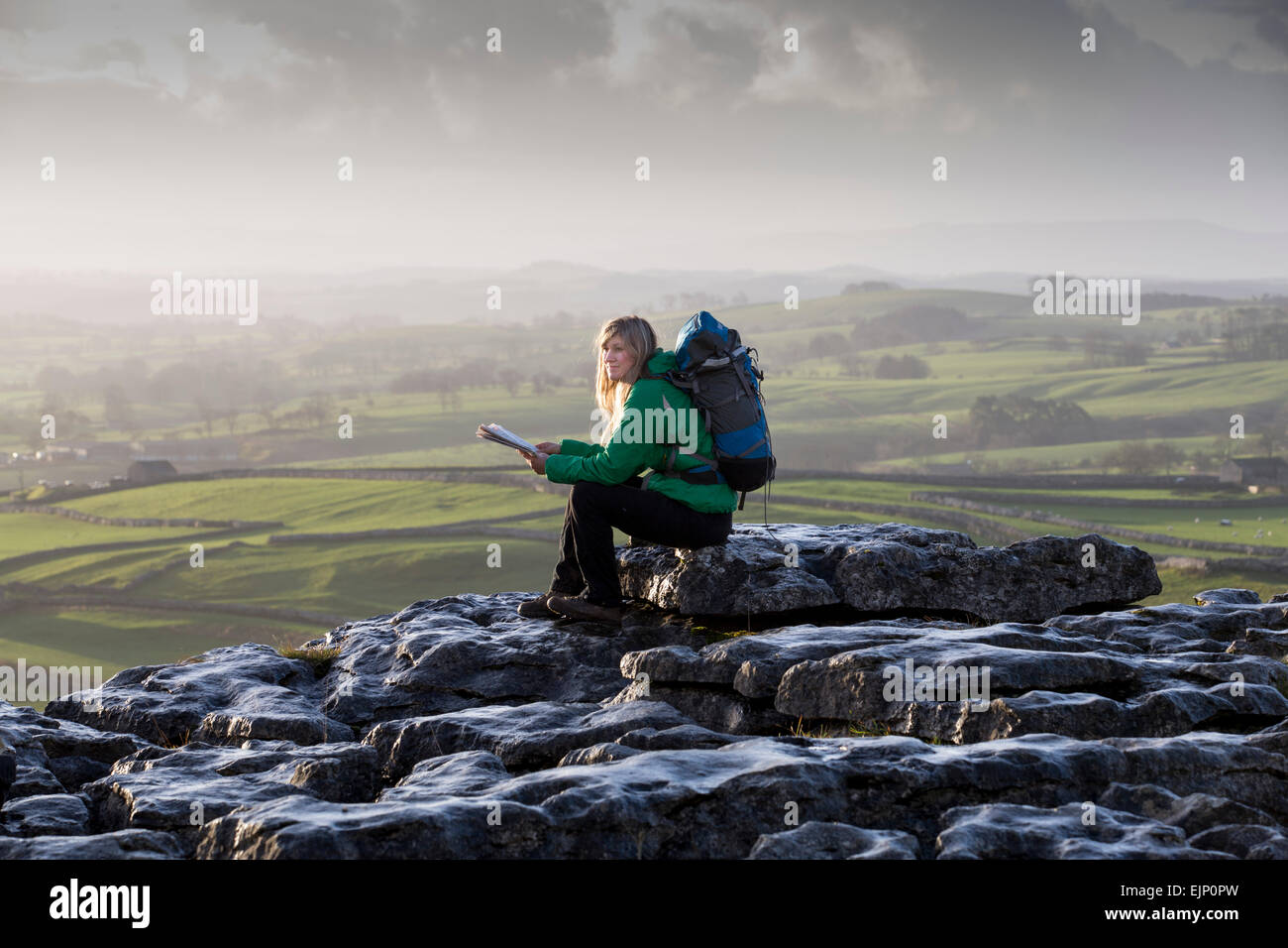 Malham Cove , North Yorkshire Regno Unito - pavimentazione di calcare sulla sommità di Malham Cove con belle vedute verso il basso Malhamdale Foto Stock