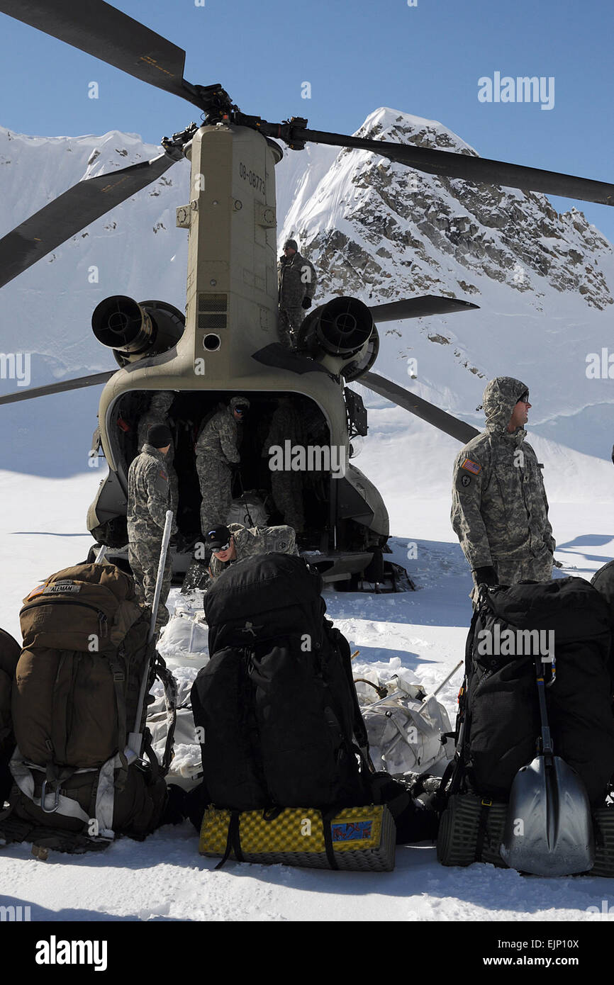 I membri del team di arrampicata ingranaggio di scarico da un U.S. Esercito Alaska Aviation Task Force CH-47 elicottero Chinook sul ghiacciaio Kahiltna maggio 20. Il team di otto soldati e un civile dell'esercito da Fort Wainwright sono state trasportate dalla società B, 1° Battaglione, 52nd reggimento di aviazione a servizio del Parco Nazionale del campo base sul ghiacciaio per iniziare il loro tentativo di salire il monte McKinley, America del Nord il picco più alto. I membri del team sono rappresentanti di Stati Uniti Esercito Alaska settentrionale, Warfare Training Center e il 1 ° Stryker Brigade Combat Team, XXV divisione di fanteria. Foto esercito/John Pennell Foto Stock