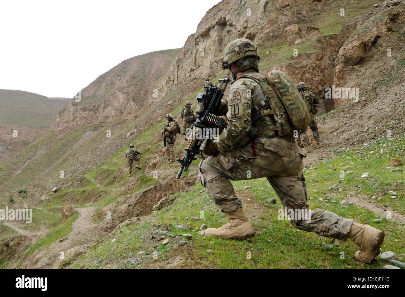 Spc. Mustafa H. Valadanzouj, un San Antonio nativo, ora un M249 macchina-Gunner con terzo plotone, una società, 2° Battaglione, XVIII Reggimento di Fanteria, 170 della brigata di fanteria combattere Team insieme con altri 3 soldati di plotone sondaggio una zona vicino Gerdab, Afghanistan, 14 aprile. Foto Stock