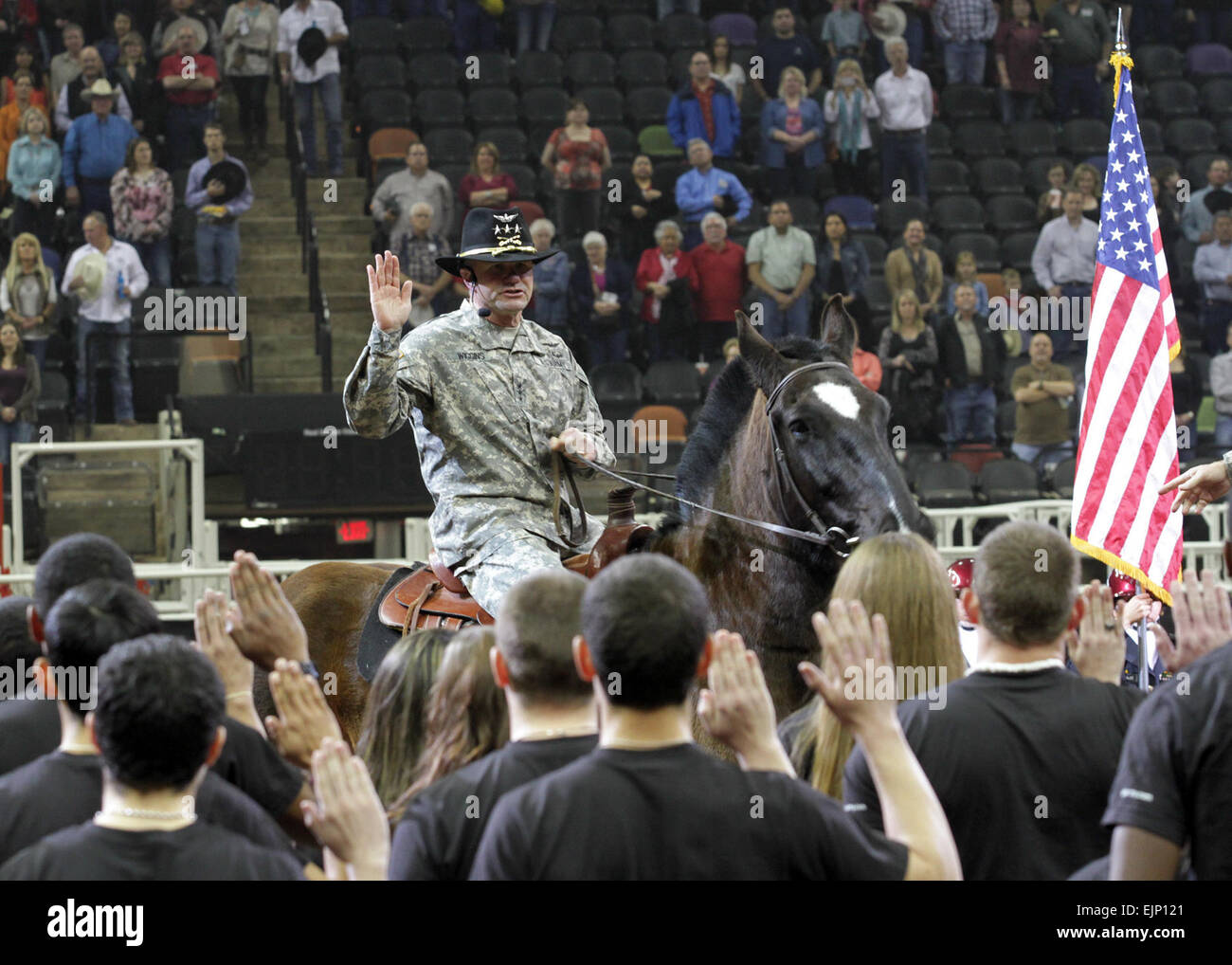 SAN ANTONIO - Lt. Gen. Perry Wiggins amministra il giuramento di arruolamento a cavallo a 50 reclute fuori del San Antonio area Feb. 14 di fronte alla folla riunita per il sessantacinquesimo annuale di San Antonio Stock Show e Rodeo su uno dei militari apprezzamento notti. La cerimonia è una rara vista come il giuramento di arruolamento è tipicamente somministrato soltanto a cavallo in unità di cavalleria. Wiggins' cavallo, un 13-anno-vecchio progetto Percheron horse named Copeland, è uno dei 13 cavalli nel Fort Sam Houston cassettone Sezione e è stato formalmente nominato dopo il terzo sergente maggiore dell'esercito -- pensionati Sgt. Il Mag. di t Foto Stock