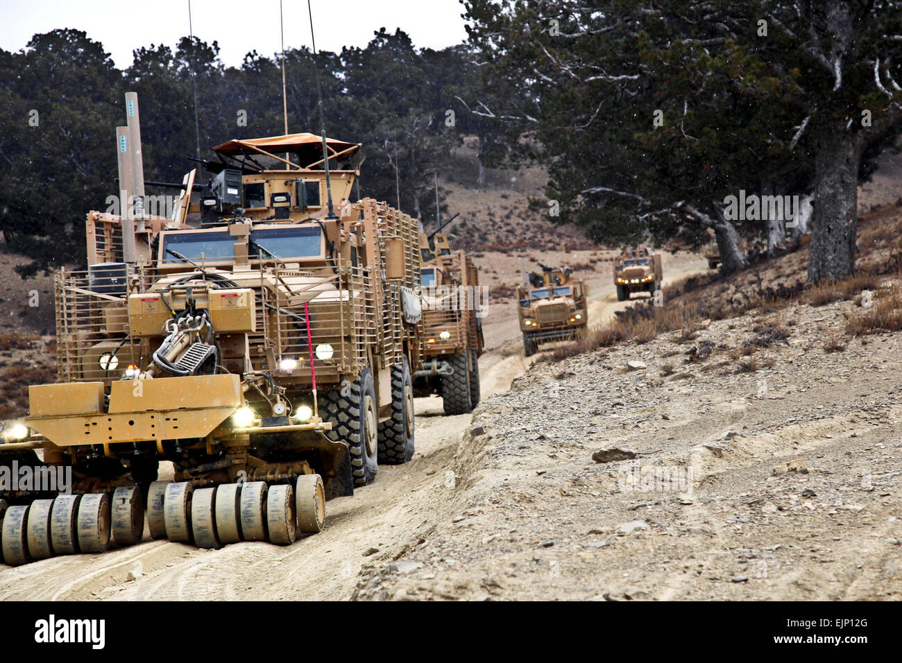 Un convoglio di U.S. Esercito il mio-resistenti, imboscata-veicoli protetti da preparare per spostare in Mangrah Troy distretto dell'Afghanistan provincia Paktika, gen. 4, 2012. Spc. David Barnes Foto Stock