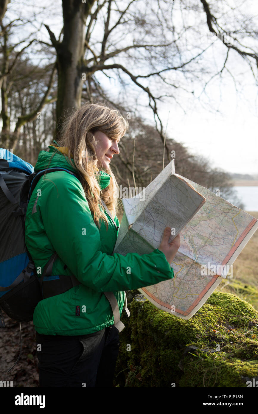 Donna escursionista lettura mappa vicino Malham Tarn , Yorkshire Foto Stock