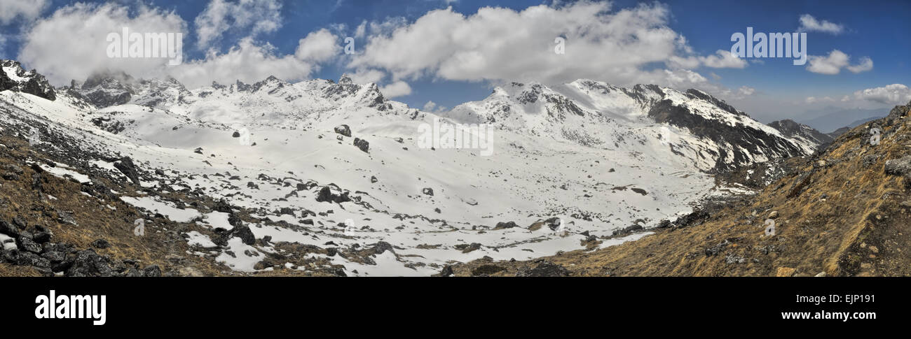 Scenic panorama dell Himalaya vicino Kangchendzonga in Nepal Foto Stock