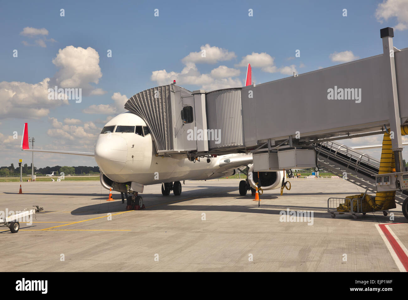 Piano passeggero parcheggiato all'aeroporto terminale gate di imbarco Foto Stock