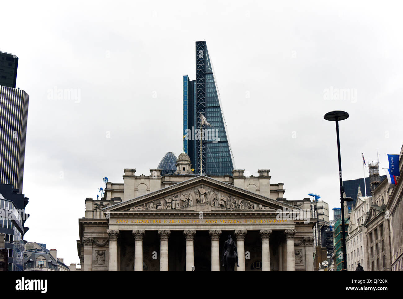 Il Royal Exchange e 'l'Cheesegrater' 122 Leadenhall Street, City of London, England, Regno Unito, Europa. Foto Stock