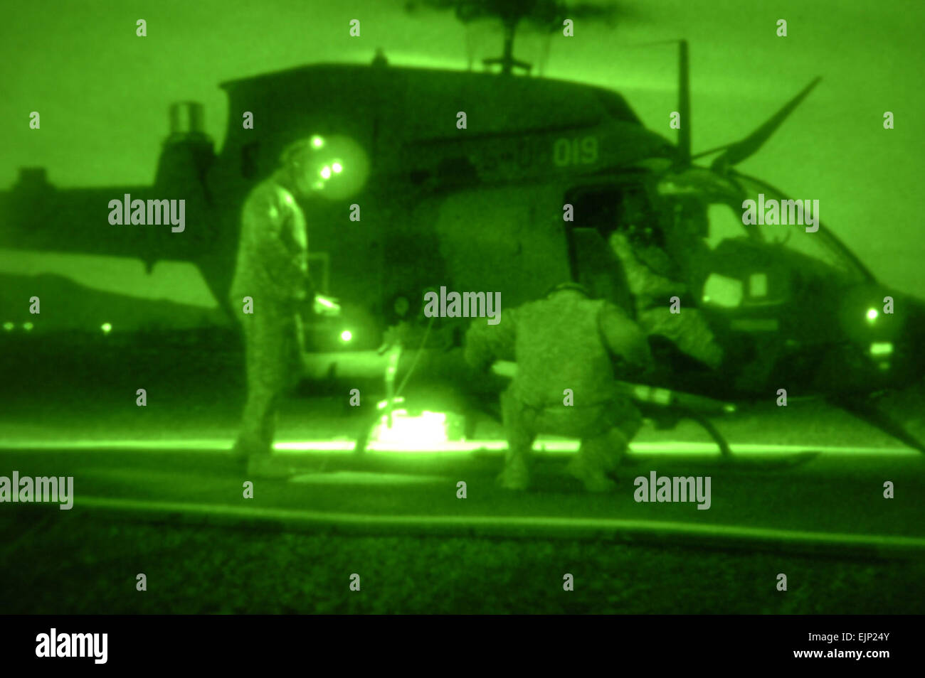 Due 2° Stormo, 6° reggimento di cavalleria, XXV Combattere la Brigata Aerea, Soldati lavorano insieme per riattivare un OH-58 Kiowa Warrior con razzi durante la notte gunnery aeree e FARP operazioni alla Pohakuloa Area Formazione, feb. 5. Foto Stock