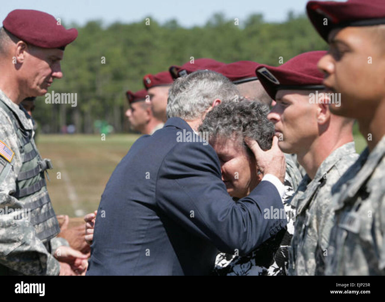 Il Presidente George W Bush abbraccia Barbara Walsh, madre di Sgt. Prima Classe Benjamin Sebban, dopo aver ricevuto il suo figlio postumo del Silver Star per la galanteria presentato dal Presidente Bush Giovedì, 22 maggio 2008, durante le cerimonie presso l'ottantaduesima Airborne Division Review in Fort Bragg, N.C. Sgt. Prima Classe Sebban servito valorosamente come Senior Medic a sostegno dell'Operazione Iraqi Freedom. White House foto di Chris Greenberg Foto Stock