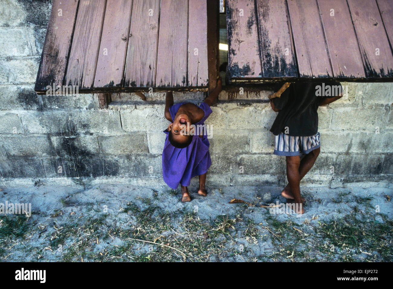Due bambini locali del villaggio di Malakiti, Isola di Nacula. Gruppo Yaswa. Figi. Pacifico meridionale Foto Stock