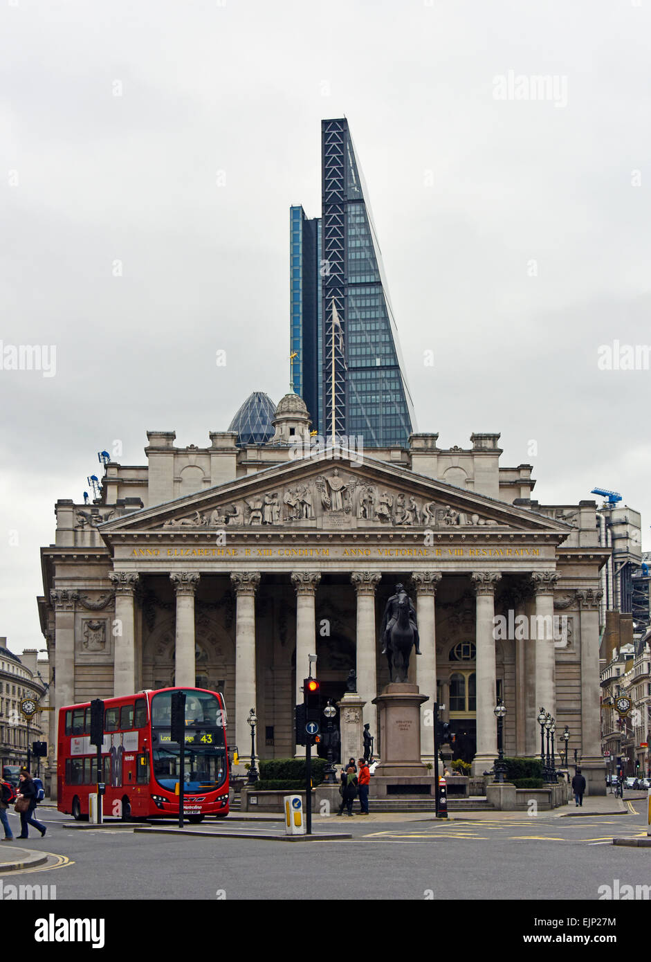 Il Royal Exchange e 'l'Cheesegrater' 122 Leadenhall Street, City of London, England, Regno Unito, Europa. Foto Stock