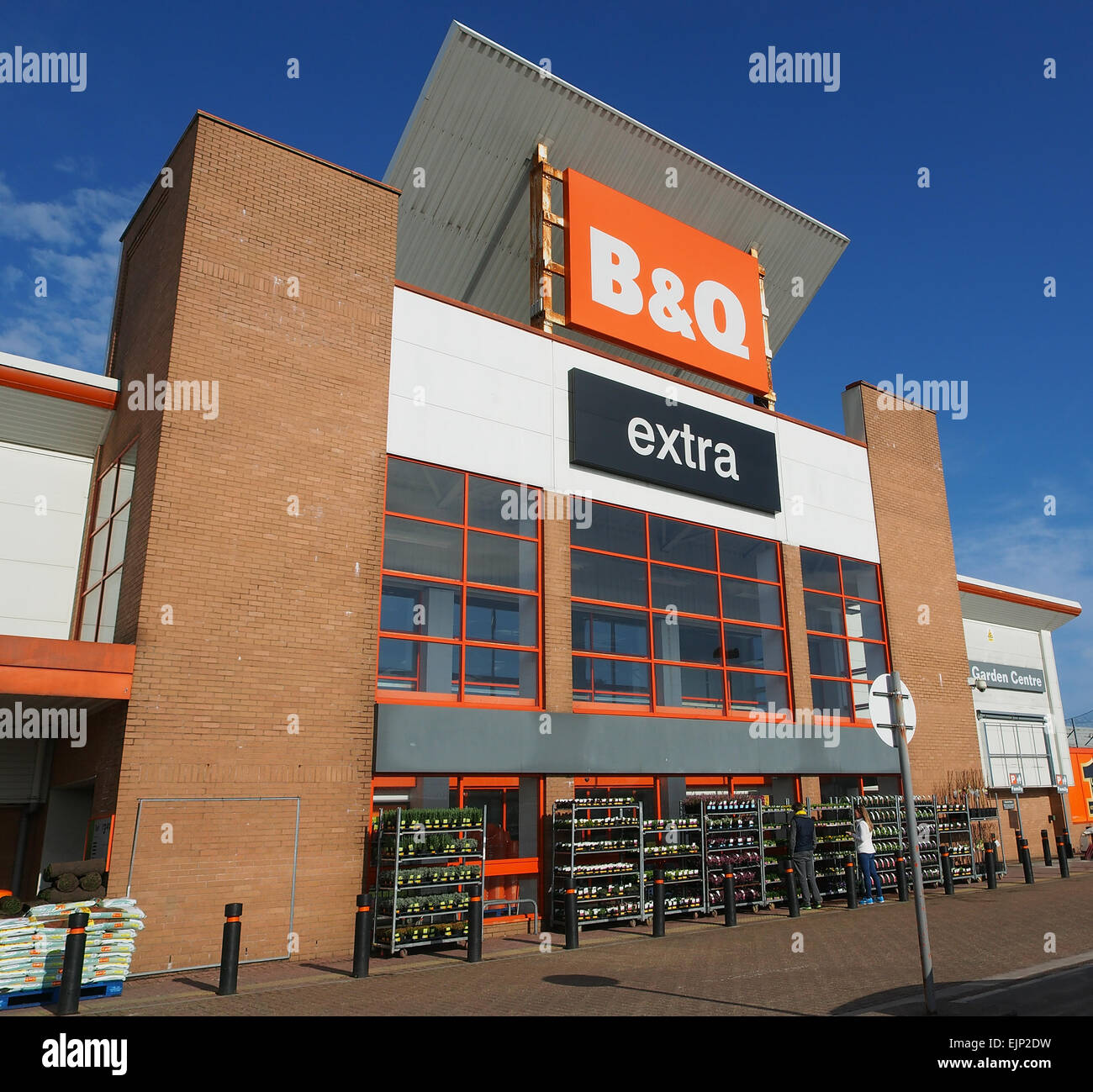 B & Q Store in Bolton, Lancashire, Inghilterra, con piante sul display esterno. Foto Stock