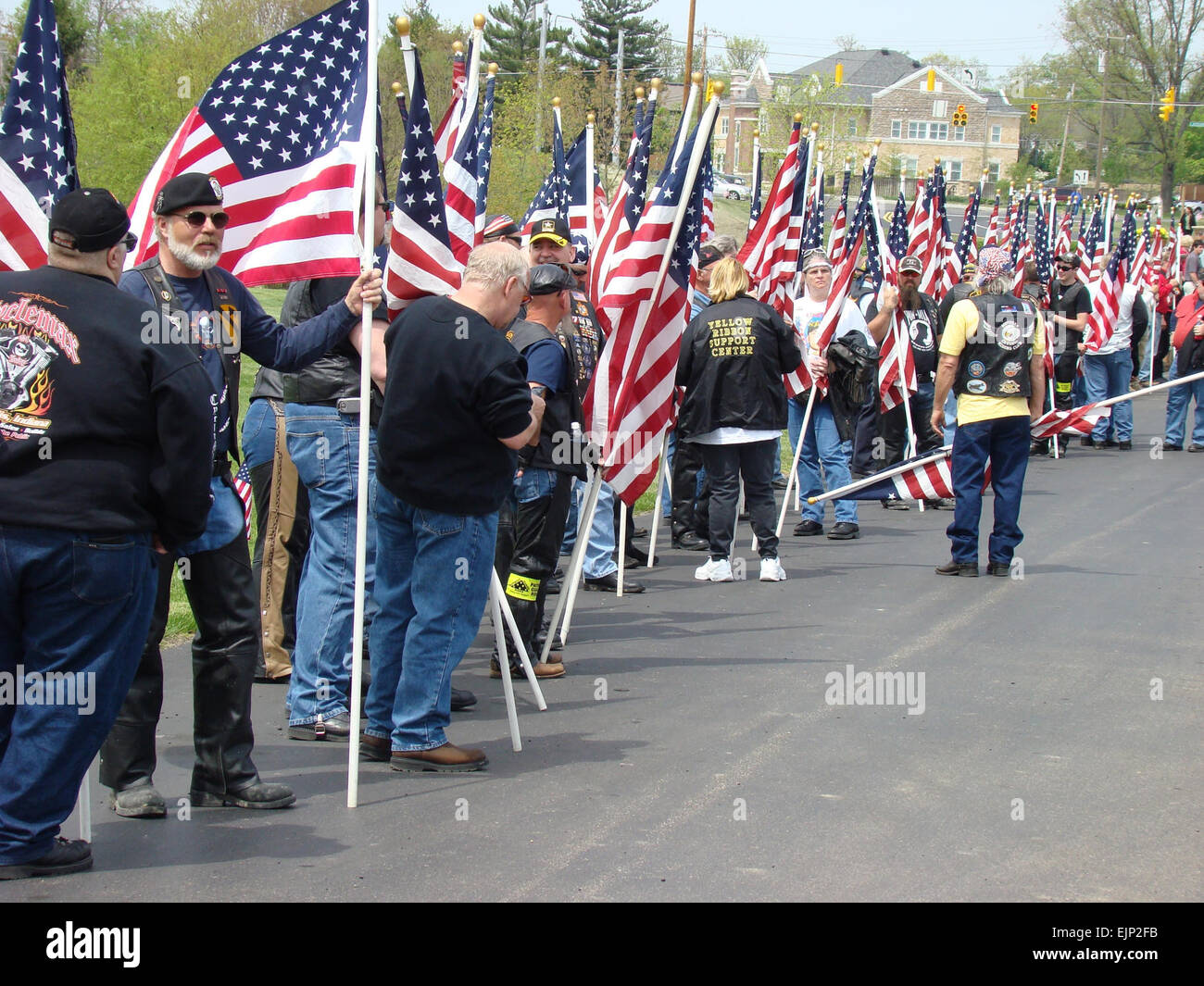 Le persone mostrano il loro rispetto come i resti del personale Sgt. Keith 'Matt" Maupin vengono spostati all'Unione Township Civic Center vicino Cincinatti, Ohio. Foto Stock