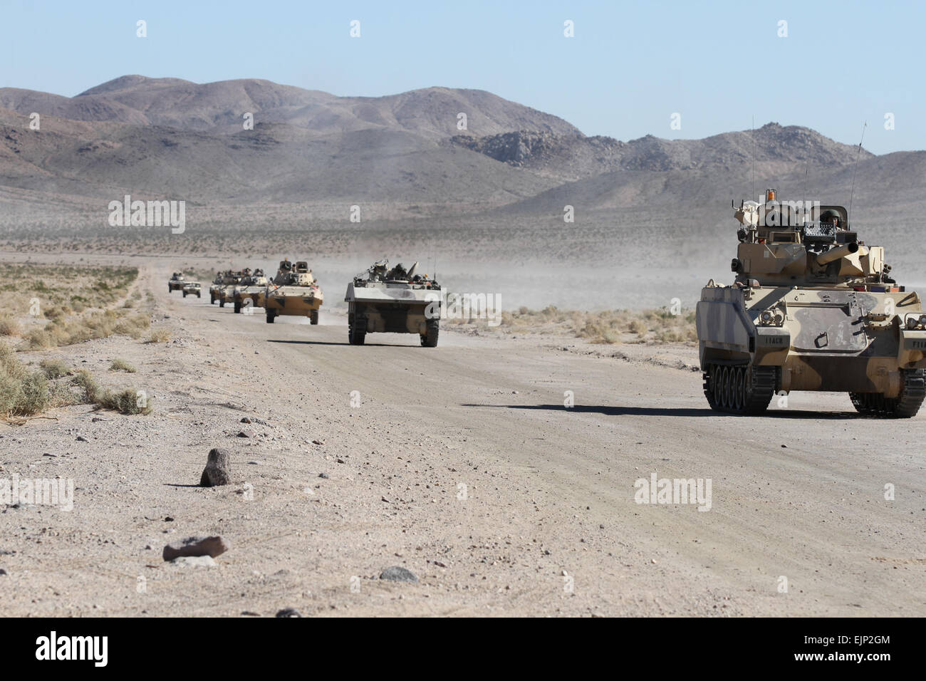 Troopers dal 2° Squadrone xi Armored reggimento di cavalleria, la forza di contrasto al Centro Nazionale di Allenamento, offensiva per condurre una forza sulla forza impegno con la quarta divisione di fanteria a Fort Irwin in California 5 NOV 2012. Il cap. Il Ciad Cooper, undicesimo corazzato reggimento Cavarly Public Affairs Officer. Foto Stock