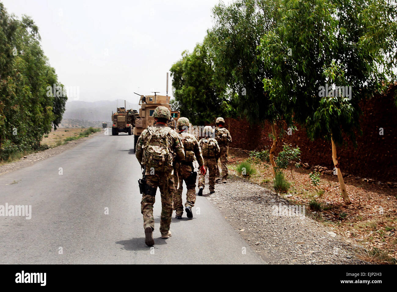 Stati Uniti I soldati dell esercito a piedi verso la miniera-resistenti, imboscata-veicoli protetti durante una missione nella provincia di Khost, Afghanistan, luglio 17, 2011. I soldati sono assegnati per la prima divisione di fanteria del primo battaglione, sesto campo reggimento di artiglieria, 3° Brigata Team di combattimento. Sgt. Joseph Watson Foto Stock