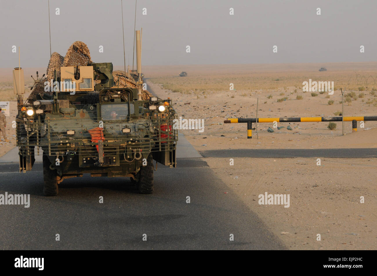 Soldati con società F, "feroce azienda", 52nd Reggimento di Fanteria, 2° Battaglione, XII settore reggimento di artiglieria, quarto SBCT, seconda divisione di fanteria, Stati Uniti Division-Center, attraversare il confine con il Kuwait Agosto 16, a simboleggiare la fine della loro yearlong deployment e la partenza dell'ultimo della lotta contro le truppe in Iraq. Foto Stock