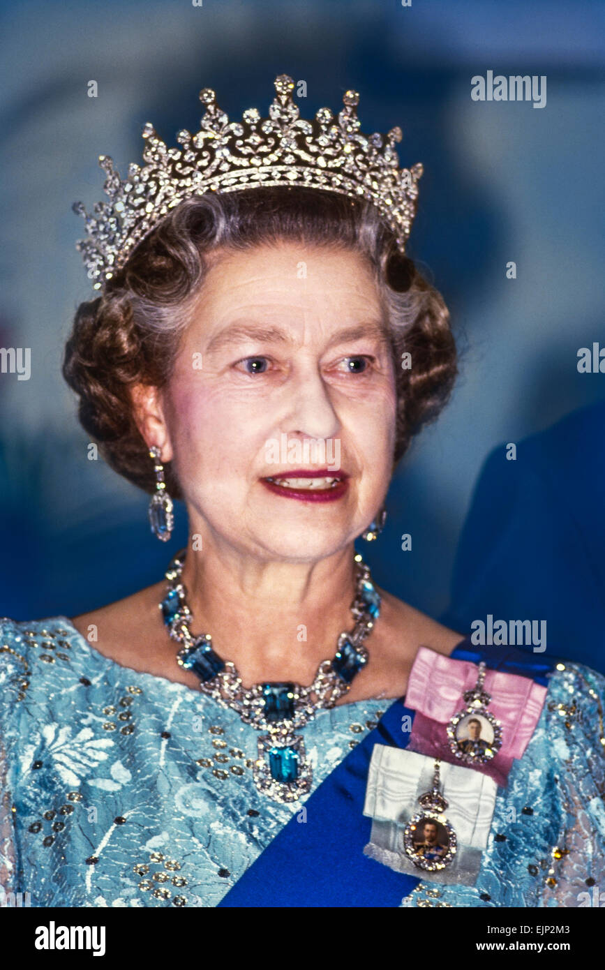 Sua Maestà la Regina Elisabetta II che indossa la piena abito da sera tiara  e gioielli in una occasione di Stato in Barbados. 1989 Foto stock - Alamy