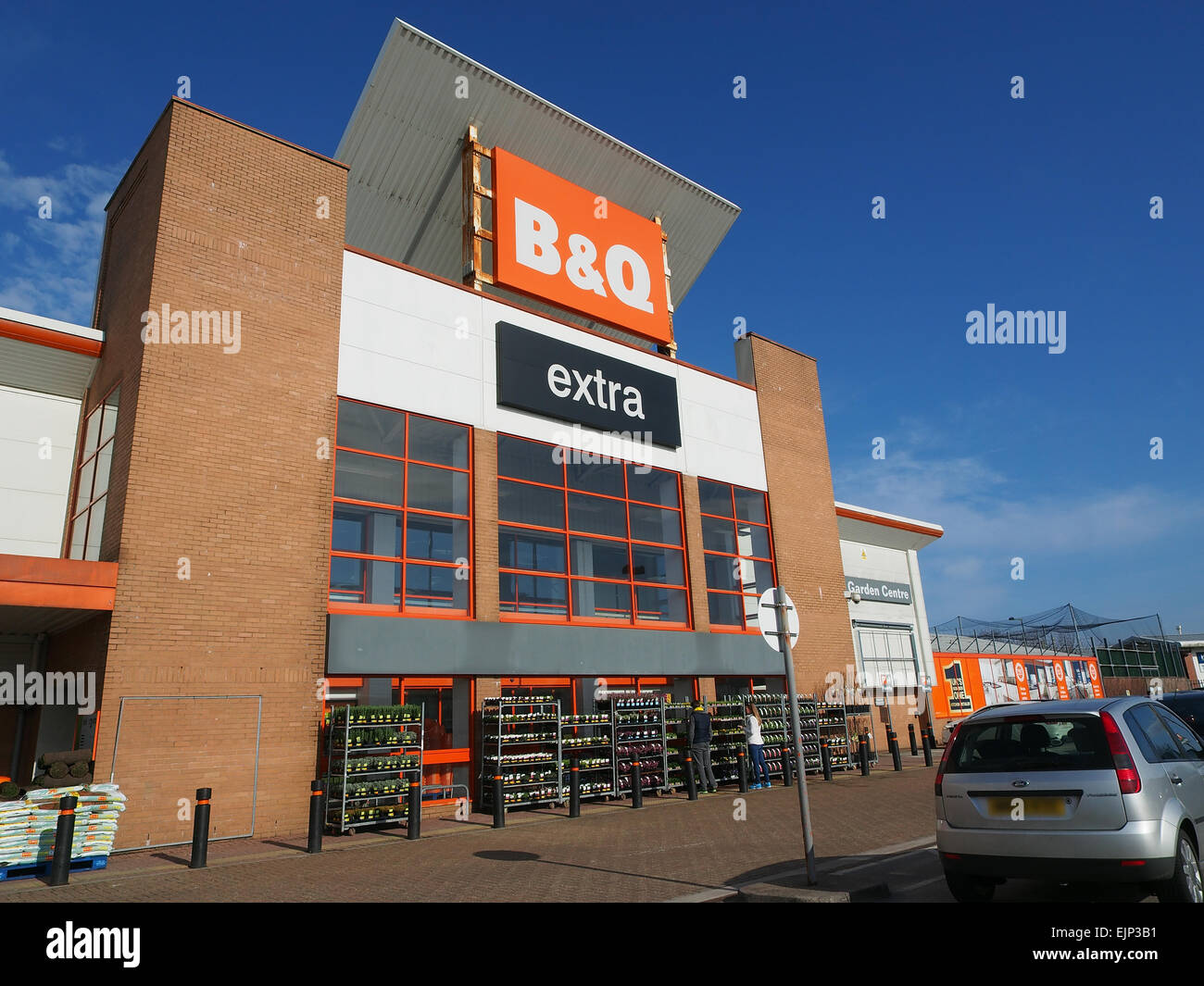 B & Q Store in Bolton, Lancashire, Inghilterra, con piante sul display esterno. Foto Stock
