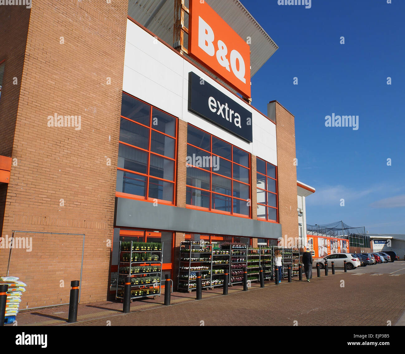 B & Q Store in Bolton, Lancashire, Inghilterra, con piante sul display esterno. Foto Stock