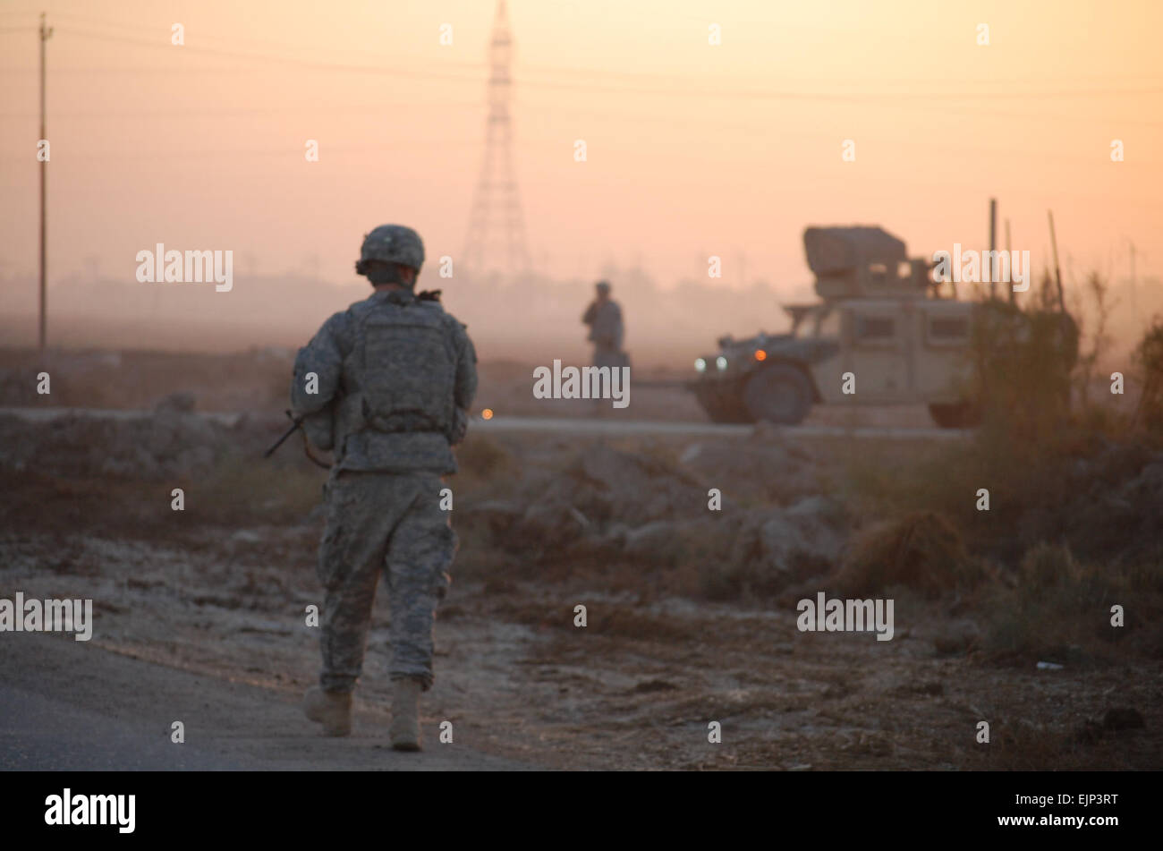 Mattina di flussi di luce in una farm in campo Fahama, Iraq, come soldati con 1° Brigata Team di combattimento, 1° Divisione di cavalleria a scendere dal loro veicoli per cercare la zona per la cache di armi e materiali esplosivi. Il TDB è quella di proteggere le zone rurali per le imminenti elezioni. : 1Lt. Joshua Risher. Soldati a supporto dietro le scene durante in Iraq le elezioni /-news/2009/12/17/32014-soldati-per-support-dietro le quinte-durante-iraqs-elezioni/index.html Foto Stock