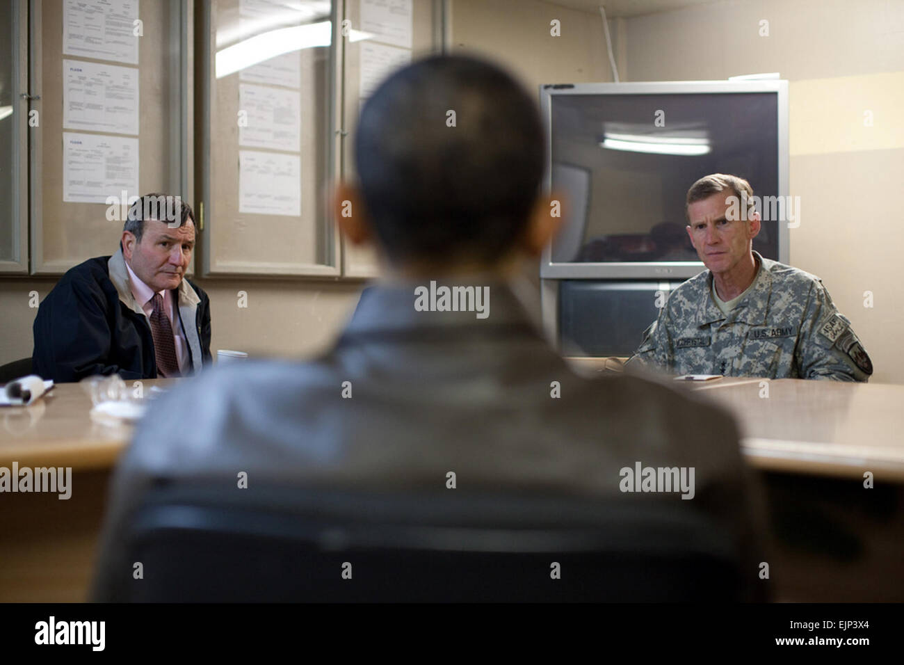 Stati Uniti Il presidente Barack Obama incontra con gli Stati Uniti Ambasciatore in Afghanistan Karl Eikenberry, sinistra, e l'esercito gen. Stanley McChrystal a Bagram Air Field in Afghanistan, 28 marzo 2010. McChrystal è il comandante della forza internazionale di assistenza alla sicurezza e degli Stati Uniti Le forze in Afghanistan. White House photo by Pete Souza Obama fa visita a sorpresa in Afghanistan /-news/2010/03/29/36485-obama-fa-sorpresa-visita-per-l'Afghanistan/index.html presente Gazzetta Casa Bianca fotografia viene reso disponibile solo per la pubblicazione da parte di organizzazioni di notizie e/o per uso personale la stampa dai soggetti o Foto Stock