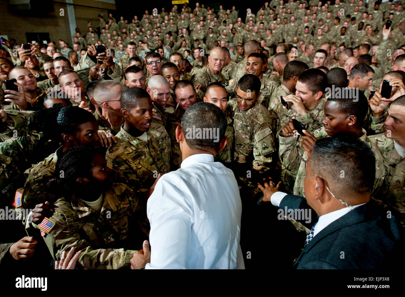 Il presidente Barack Obama saluta i soldati durante una visita a piedi. Bliss, Texas, 31 agosto 2012. DOD foto di U.S. Navy Petty Officer 1. Classe Ciad J. McNeeley Foto Stock