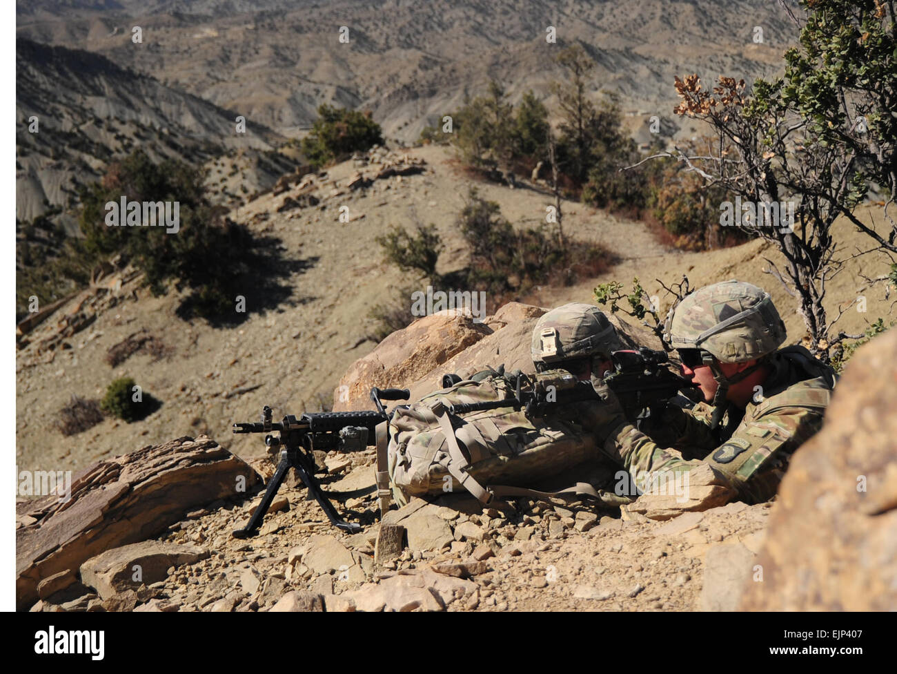 Una M240 team machinegun ha fornisce la sicurezza mentre si è in un posto di osservazione con il primo plotone, Gunfighter Company, 1° Battaglione, 506th Reggimento di Fanteria "Rosso Currahee", quarta brigata Team di combattimento, 101st Airborne Division Air Assault, su un pattugliamento comune con l esercito nazionale afghano soldati con 6 Khandak, 1° Brigata, 203rd Corps da avamposto di combattimento deserto, Afghanistan, Ottobre 21, 2013. Il personale Sgt. Todd A. Christophersen, quarta brigata Team di combattimento Affari pubblici Foto Stock