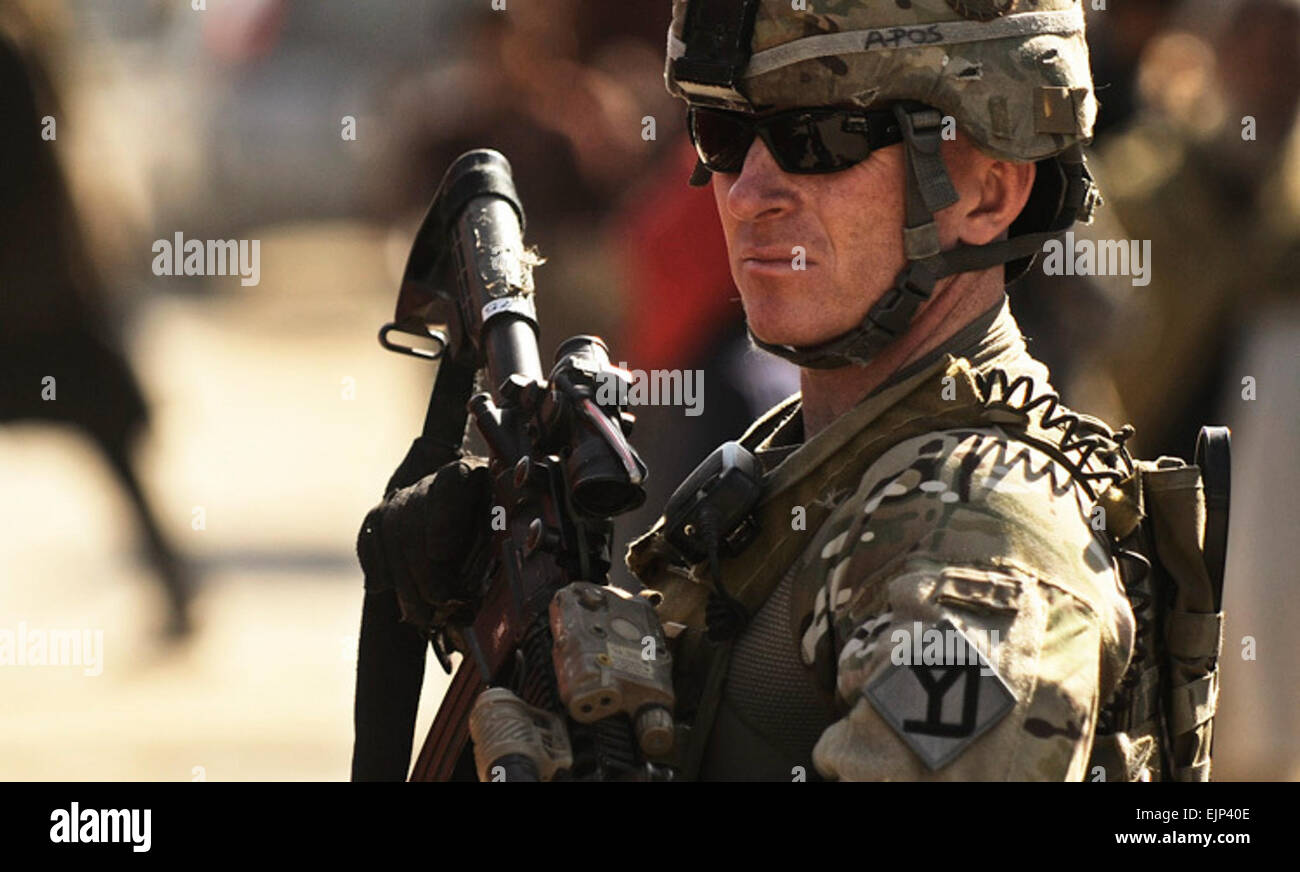 Stati Uniti Army Sgt. Sean Matthews, assegnato alla società A, 1° Brigata 182nd Reggimento di Fanteria del Rhode Island National Guard, fornisce la sicurezza per il personale chiave assegnata al Laghman Provincial Reconstruction Team in Mehtar Lam, 24 ottobre. Matthews e altri dispiegate in Afghanistan nel mese di giugno e di lavorare a fianco del governo afgano leader per garantire la pace, la prosperità e la giustizia per il popolo di Laghman provincia. Il personale Sgt. Ryan gru Foto Stock