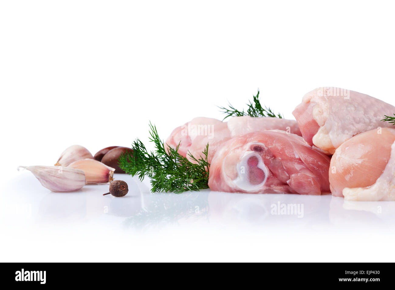 Materie le cosce di pollo con spicchi di aglio e aneto su sfondo bianco Foto Stock
