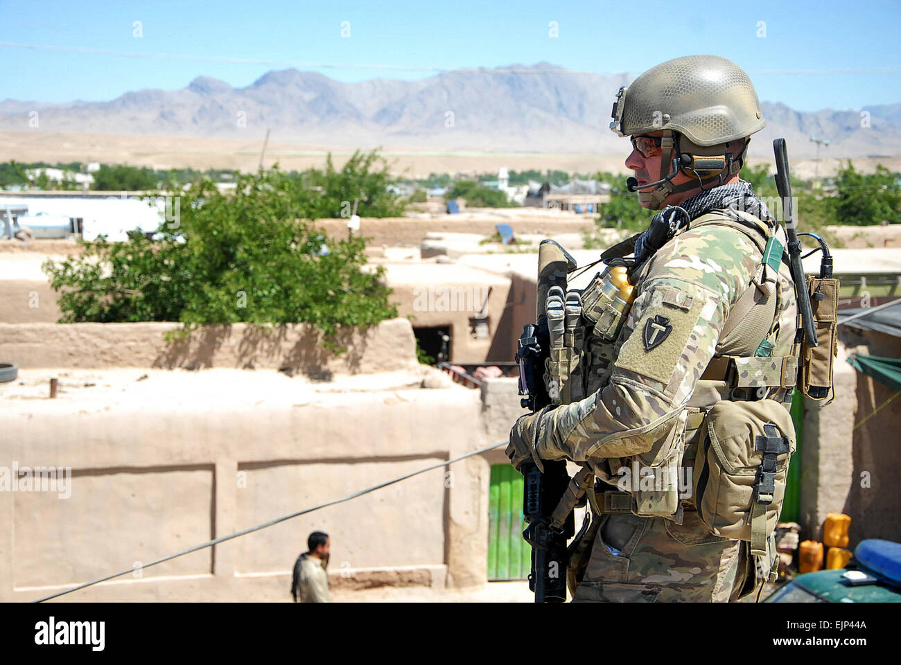 Stati Uniti Army Sgt. Joshua Prescott, forza di sicurezza del Team di Assistenza, Texas Guardia nazionale, fornisce la sicurezza in corrispondenza di una stazione di polizia in Afghanistan, Aprile 29, 2013. Il SFAT team è responsabile per il mentoring AUP ufficiali e fornire sicurezza per la coalizione abilitatori. Sgt. Jessi Ann McCormick Foto Stock