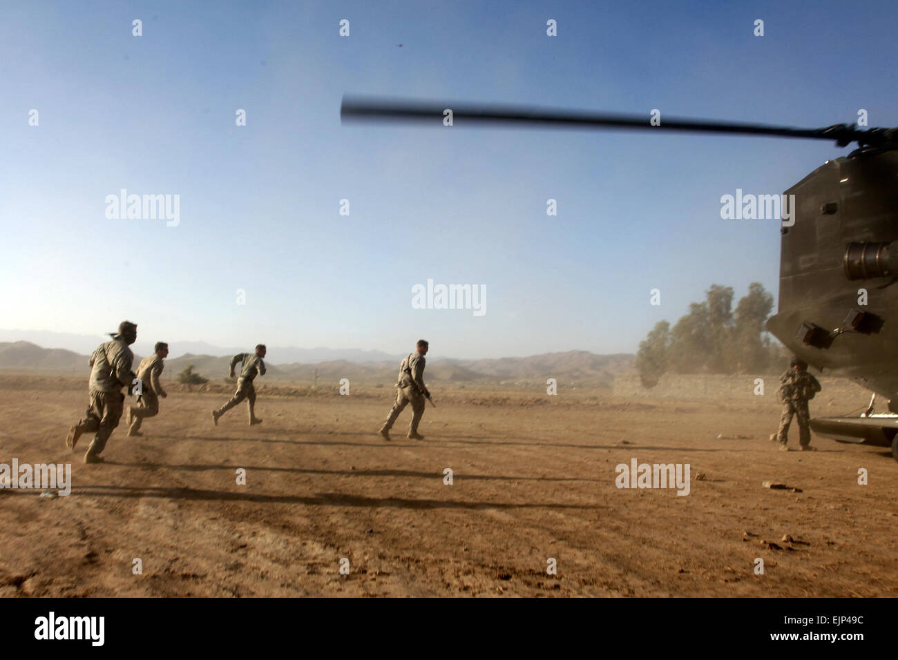 Stati Uniti I soldati dell esercito corrono verso un elicottero che porta una nuova fornitura di munizioni per combattere avamposto Cherkatah, Khowst provincia, Afghanistan, nov. 26, 2009. I soldati sono dispiegati con società D, 3° Battaglione, 509a Reggimento di Fanteria. Il personale Sgt. Andrew Smith Foto Stock