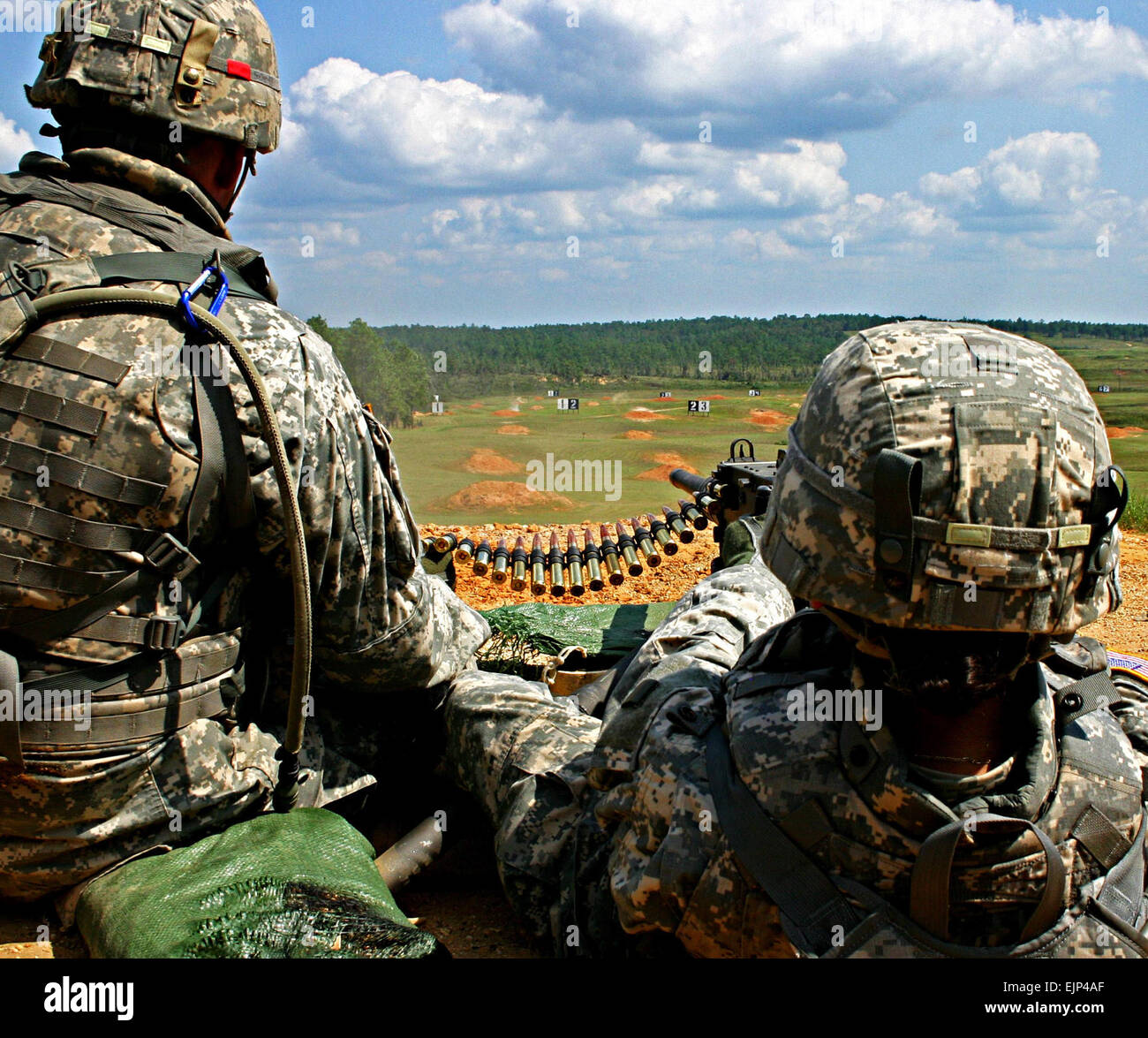 Sgt. Scott A. Egradino, di Findlay, Ohio, alimenta le munizioni per il suo artigliere, SPC. Wauneekia A. Arnholter, di Akron, Ohio, entrambi assegnati alla società Eco, 237Brigata Battaglione di supporto, 37th della brigata di fanteria combattere la squadra, durante la M2 .calibro 50 formazione arma a Camp Shelby forze congiunte Training Center sul Sett. 26, 2011. La brigata è programmato per distribuire in Afghanistan a sostegno dell'Operazione Enduring Freedom nei primi mesi del 2012. Ohio Guardia Nazionale foto di Spc. Kimberly Agnello rilasciato Foto Stock