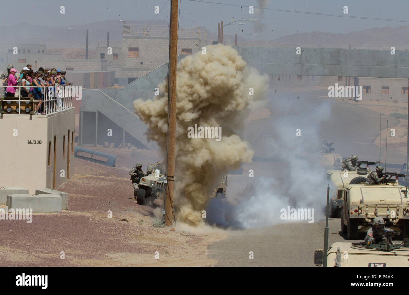 I membri della famiglia del XI Armored reggimento di cavalleria aveva la possibilità di sperimentare il duro allenamento che consente di impostare le condizioni per i futuri successi della guerra dell'America Fighters durante un mese di giugno 14, l'orientamento dell'area di formazione sulla Fort Irwin, California Questo orientamento illustra le sfide i loro soldati faccia in un XXI secolo campo di battaglia. Spc. David N. Beckstrom, undicesimo Armored reggimento di cavalleria, Affari pubblici Foto Stock