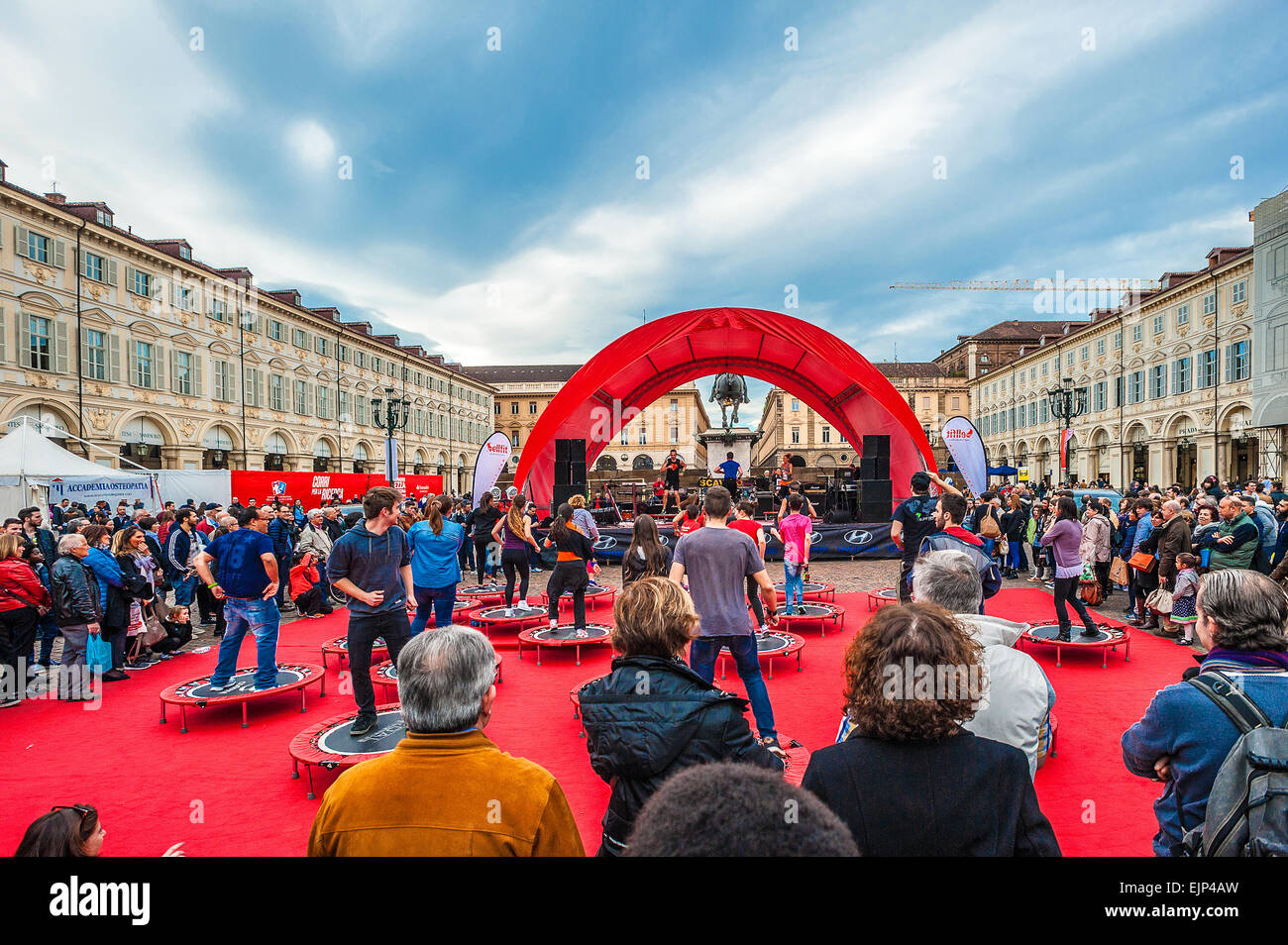 Italia Piemonte Torino Piazza San Carlo .Ginnastica in piazza Foto Stock