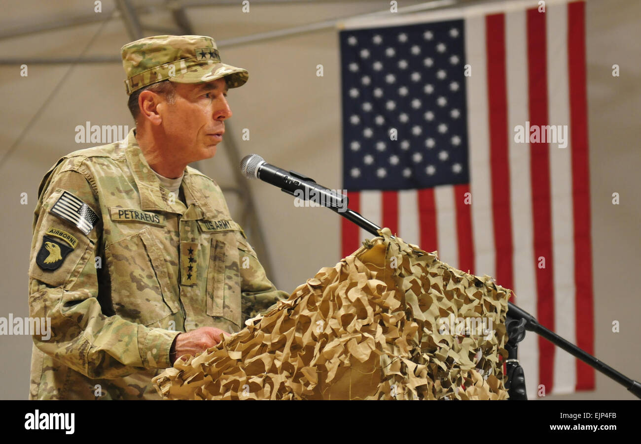 Stati Uniti Esercito gen. David Petraeus, comandante della forza internazionale di assistenza alla sicurezza e comandante di U.S. Forces Afghanistan, indirizzi di membri di servizio durante una cerimonia reenlistment a Kandahar Airfield, Afghanistan, 4 luglio 2011. Foto Stock