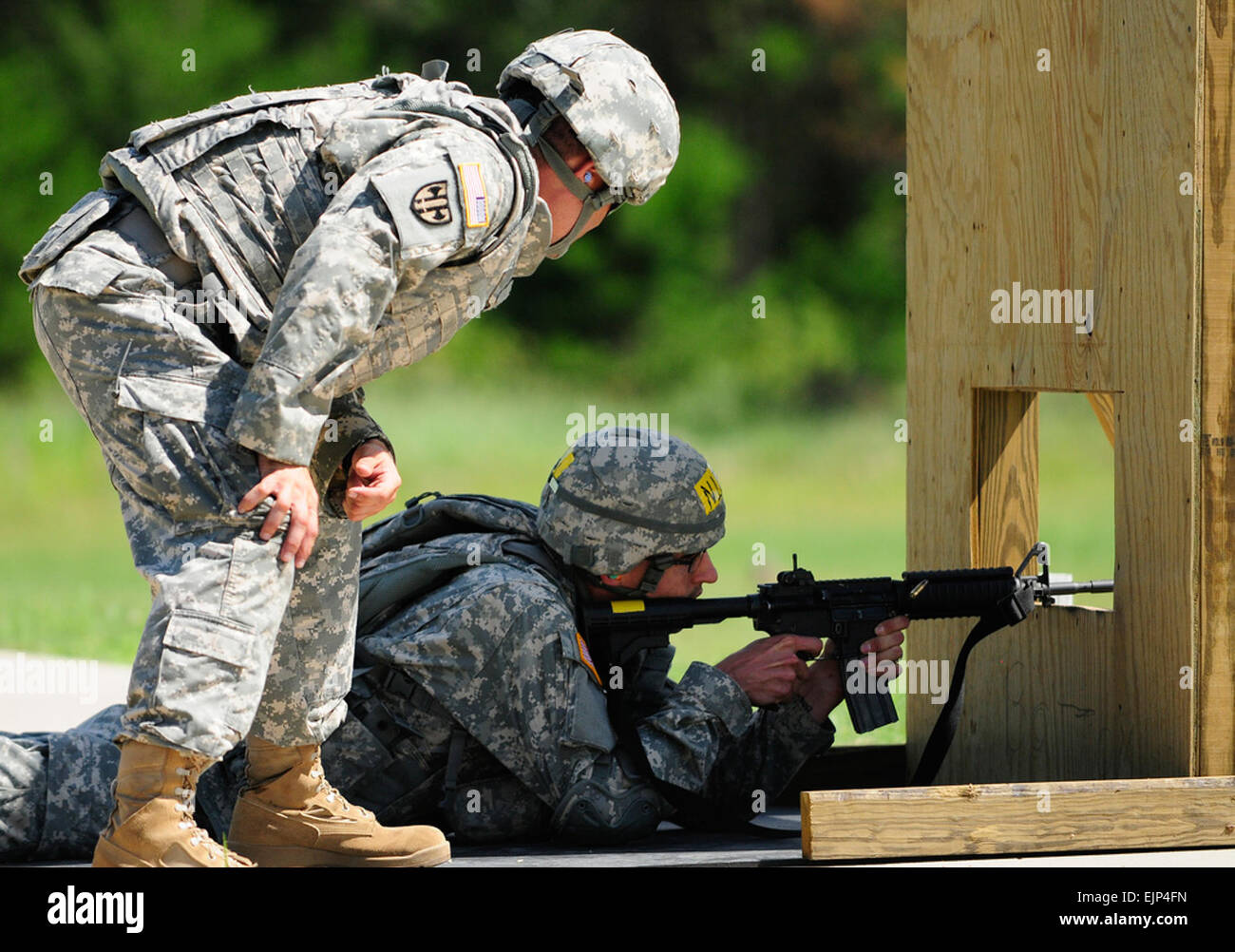 Il personale Sgt. Mark Mercer si impegna con un bersaglio durante il fuoco riflessivo evento presso il 2010 riserva di esercito guerriero migliore concorrenza a Fort McCoy, Wis. Mercoledì, 28 luglio 2010. Mercer, che rappresenta la formazione 108th comando, è un nativo di Yukon, Okla. Foto Stock