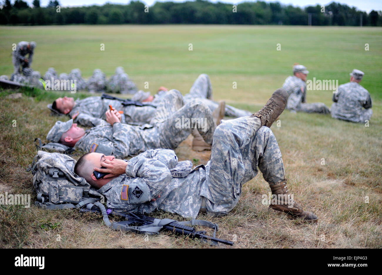 La riserva di esercito guerriero migliori candidati prendere una pausa priot all'inizio della notte di combattimento urbano Orienteering in corso presso l'esercito 2009 riserva guerriero migliore concorrenza a Fort McCoy, Wis., 14 luglio 2009. Foto Stock