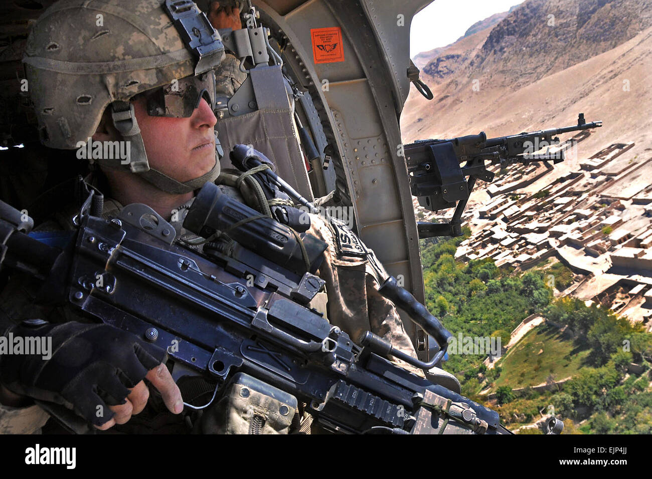 Spc. Justin Slagle restituisce di trasmettere la base operativa della corsia in un UH-60 Black Hawk elicottero dopo un assalto dell'aria missione nella provincia di Zabul dell'Afghanistan, dal 15 ottobre 2009. Anche in qualità di leader di Washington in lotta con i prossimi passi in Afghanistan, le truppe ci si sta muovendo per proteggere meglio la popolazione afghana separandole dalla influenza dei talebani e intimidazioni. Photo credit: Spc. Tia P. Sokimson. Foto Stock