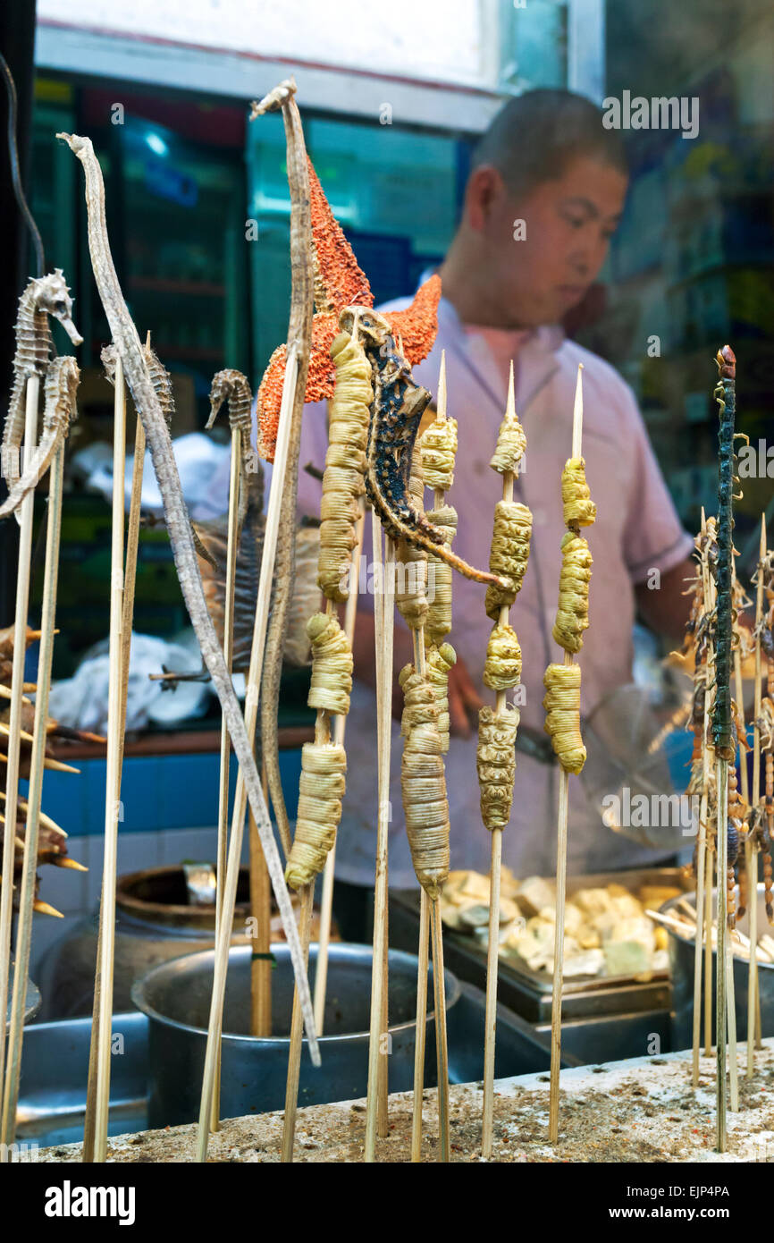 Cina, Pechino, cibi esotici su spiedini, Wangfujing Street, il mercato notturno Foto Stock