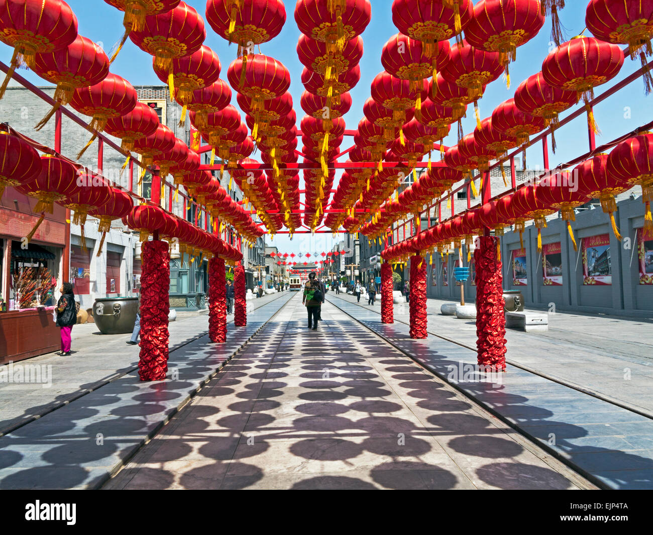 Cina, Pechino, ricostruito recentemente Qianmen Street, lanterne decorative Foto Stock