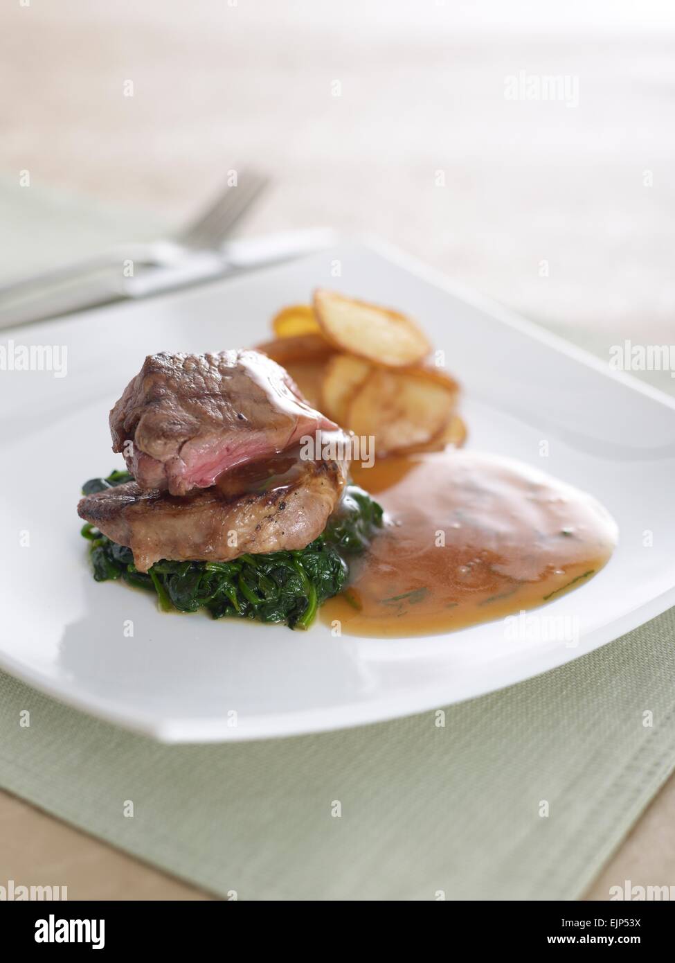 Bistecca su spinaci Foto Stock