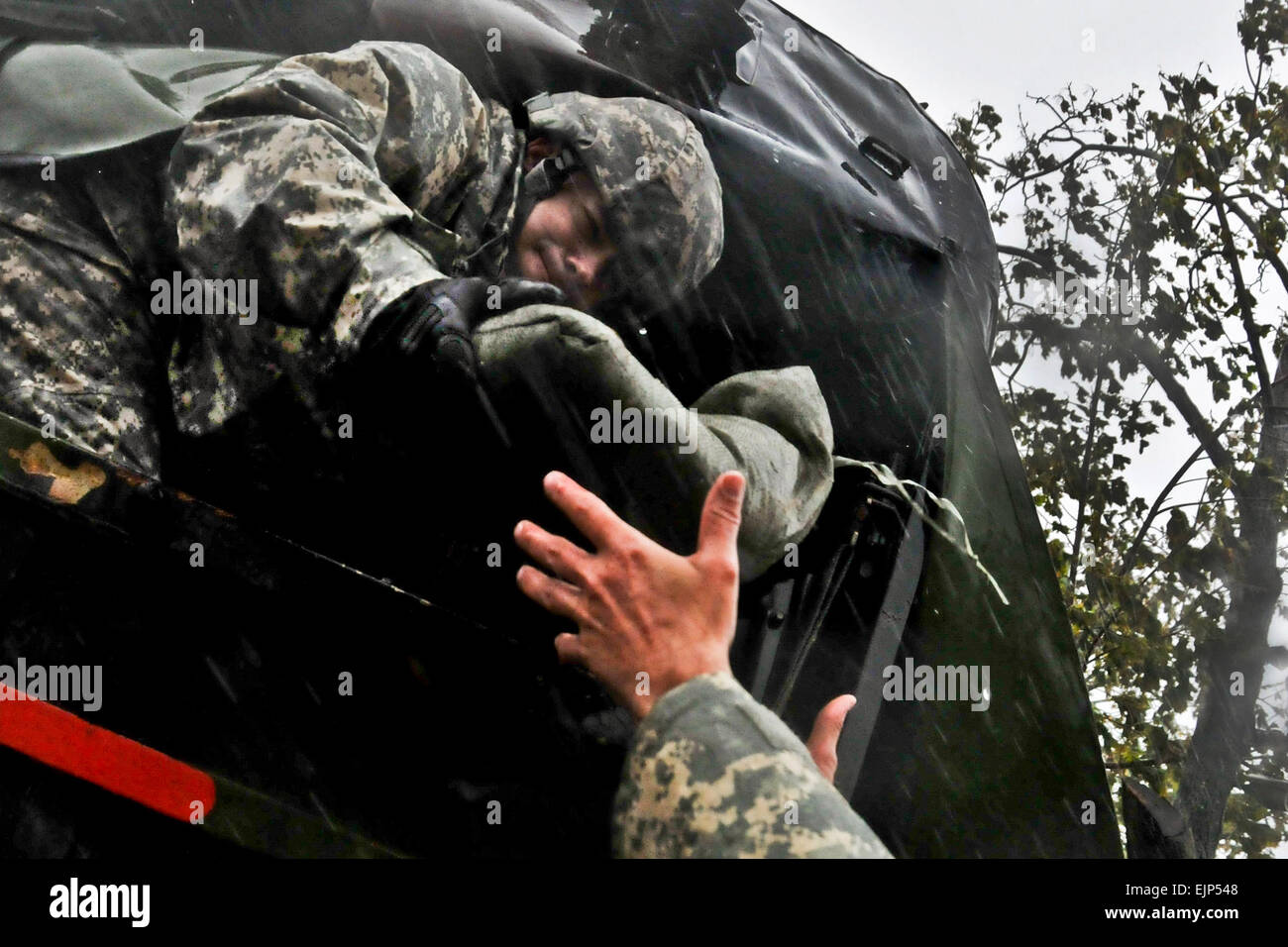 New Jersey Esercito Nazionale Guardsman Staff Sgt. Kenneth Williams mani i sacchi di sabbia sul retro di un M35 2¬Ω ton carrello merci ott. 29 di Atlantic City, N.J., a sostegno dei residenti locali durante l uragano di sabbia. Williams insieme con altri soldati e aviatori sono operanti al di fuori della 177th Fighter Wing, New Jersey Air National Guard, situato a Atlantic City aeroporto internazionale, N.J. Stati Uniti Air Force foto/Tech. Sgt. Matt Hecht Foto Stock