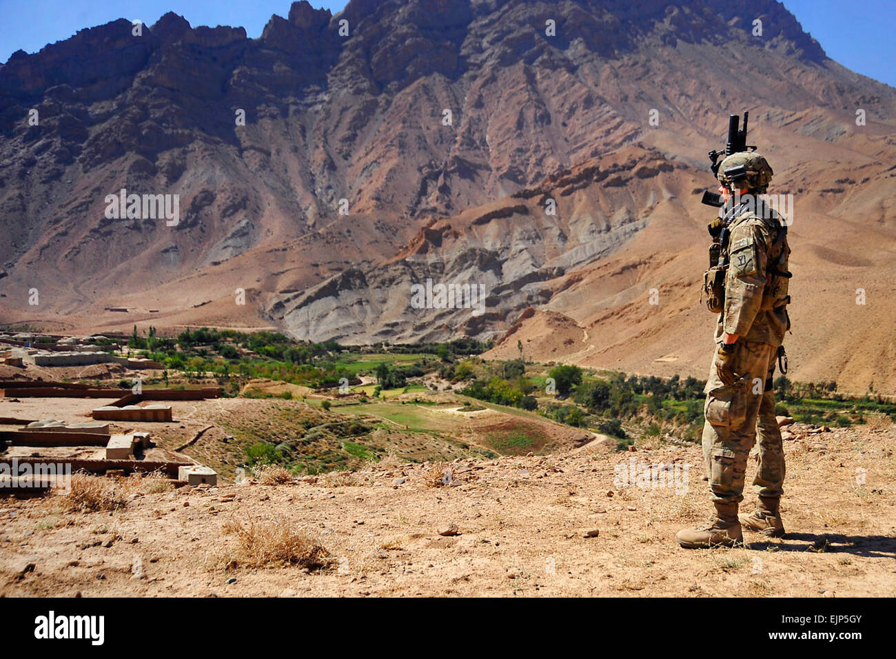 Stati Uniti Il personale dell'esercito Sgt. Brendan Quinn, 1-182 del reggimento di fanteria, la società C, forza di protezione per il Team di Ricostruzione Provinciale Farah, fornisce la sicurezza mentre di pattuglia, Purchaman Distretto, Provincia di Farah, Afghanistan, Sett. 26. I membri di PRT scortato i membri di Farah del governo provinciale di una shura dove gli anziani a risolvere le questioni comunitarie e comunicare le preoccupazioni per il governo provinciale. PRT Farah assiste shuras in tutta la provincia di Farah per dimostrare il supporto per la shura anziani, il governatore distrettuale e il governo provinciale. Foto di ISAF/ USAF SrA Hoachlander Alexandra Foto Stock