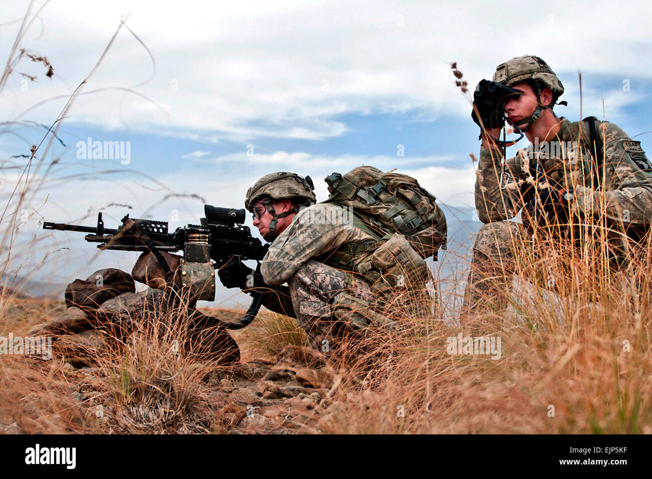 Stati Uniti Army Spc. Joshua D. Heinbuch sinistra, un MK48 mitrailleur da Englewood, Fla., e DEGLI STATI UNITI Army Spc. James M. Piccolo diritto, un assistente gunner da Longview, nello Stato di Washington, tirare la sicurezza nella valle Shalay in Afghanistan orientale della provincia Kunar dopo aver trovato un improvvisato dispositivo esplosivo nella strada nov. 4. Entrambi i soldati sono assegnati a società C, 2° Battaglione, 327Reggimento di Fanteria, 1° Brigata Team di combattimento, Task Force nessun allentamento. Stati Uniti Il personale dell'esercito Sgt. Contrassegnare Burrell, 210th Mobile degli affari pubblici distacco Foto Stock