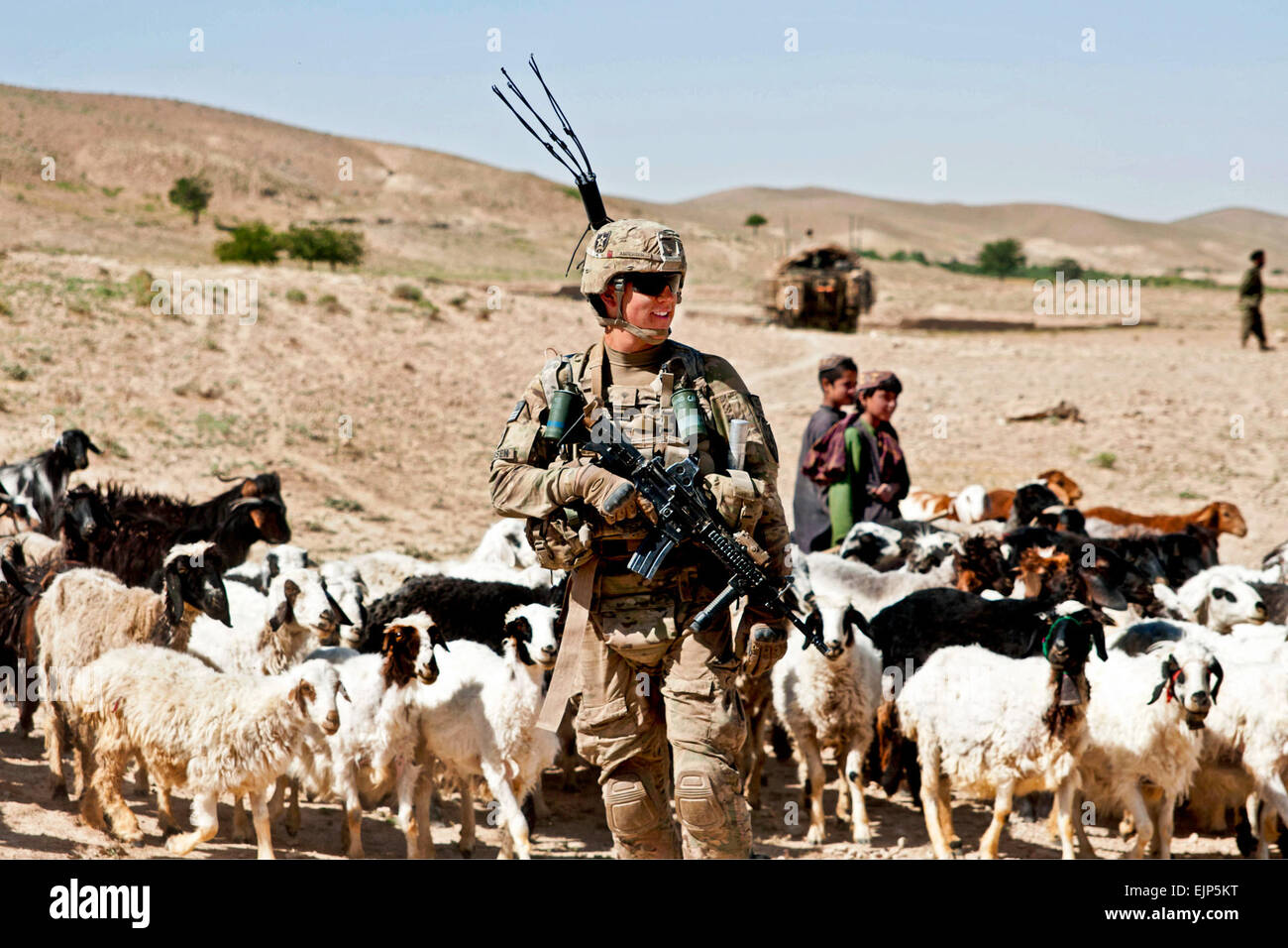 Stati Uniti Army Spc. Kurt Anderson, 2° Stormo, 1° reggimento di cavalleria, seconda divisione di fanteria, pattuglie al di fuori di un villaggio nella provincia di Zabul, Afghanistan, 26 maggio. 2-1 CAV era parte di un Afghan-led cerca per arma e cache di esplosivo durante un' operazione congiunta. Spc. Tim Morgan Foto Stock