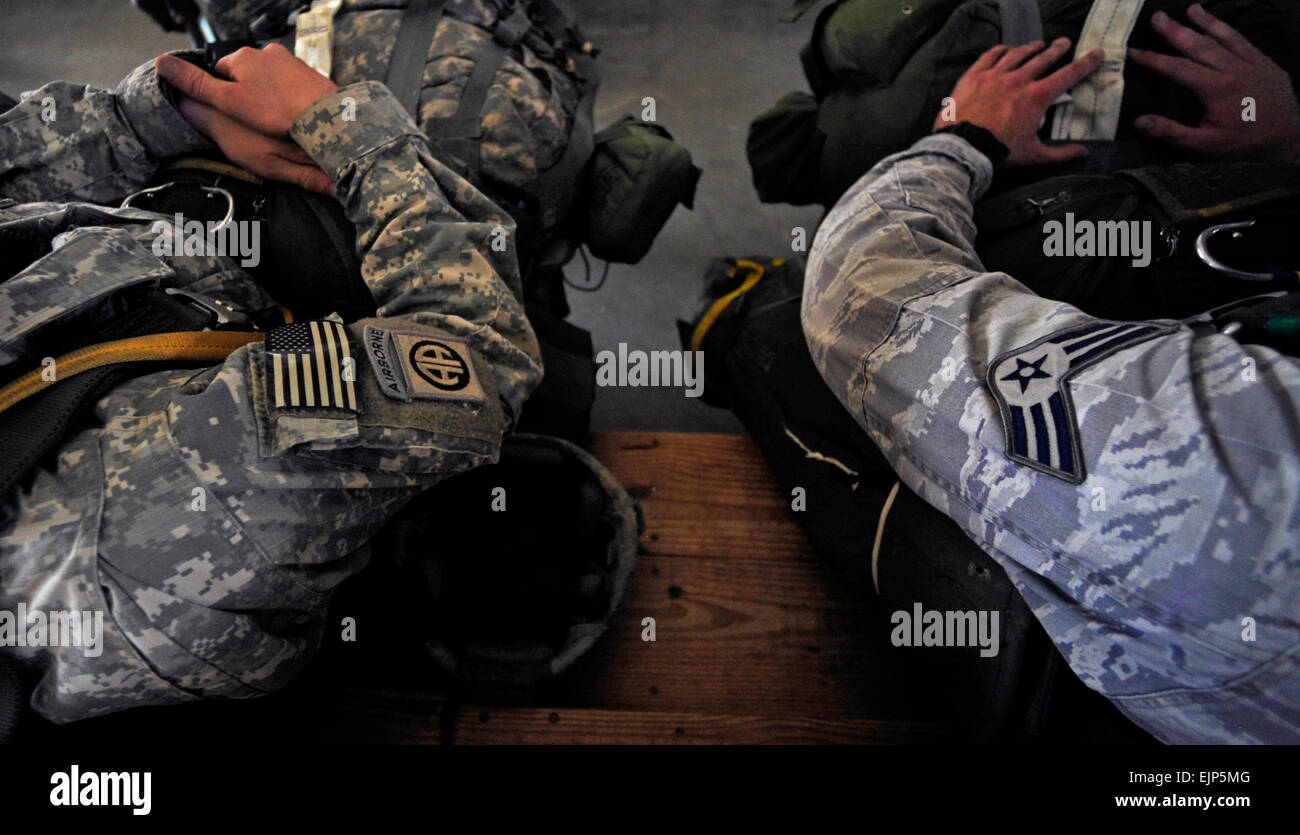 Un U.S. Soldato, sinistra e un aviatore attendere per ottenere truccate prima di un paracadute caduta durante un giunto di ingresso forzato esercizio JFEX al Papa Air Force Base, N.C., Sett. 14, 2010. Un JFEX evento di formazione è tenuto sei volte in un anno al fine di migliorare la coesione tra le forze aeree e l'esercito. Il personale Sgt. Angelita M. Lawrence. Foto Stock