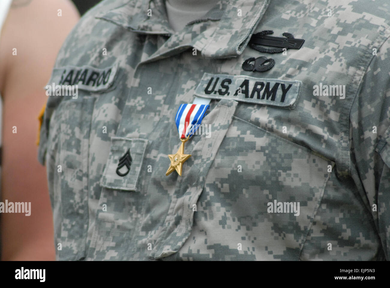 Il personale Sgt. Sean Samaroo, 4° Battaglione, decimo Reggimento di Fanteria, è stato premiato con una stella d'argento per le sue azioni durante la Battaglia di Wanat in Afghanistan. La stella d'argento, la terza più alta decorazione militare, è attribuito per la galanteria in azione, eseguita con netta distinzione. / / Foto Stock