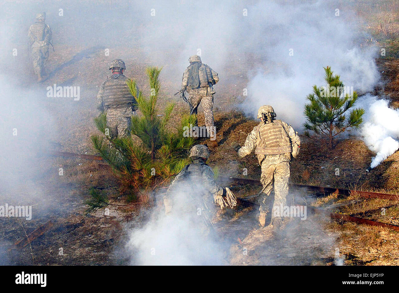 Stati Uniti I soldati dell esercito procedere oltre una sporcizia berm e sotto il coperchio dei fumi in un campo di addestramento durante un air-assalto, live-fire esercitare sulla Fort Bragg, N.C., 3 aprile 2009. I soldati sono assegnato all'ottantaduesima Airborne Division della società C, 2° Battaglione, 504th Parachute Reggimento di Fanteria, 1° Brigata Team di combattimento. Stati Uniti Esercito foto di Spc. Benjamin Watson Foto Stock