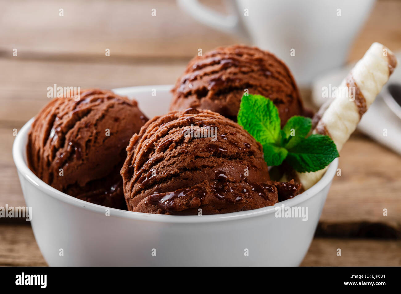 Cioccolato gelato al caffè palla in una ciotola Foto Stock