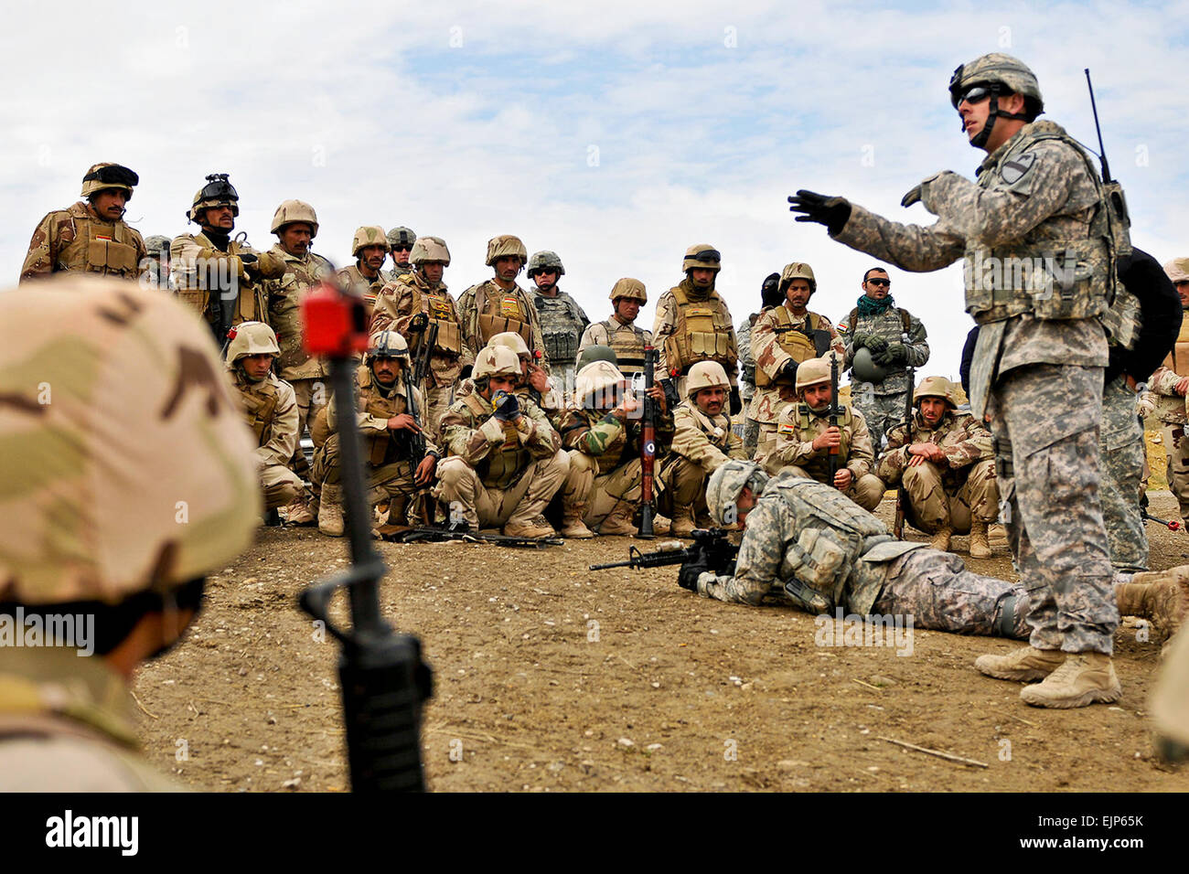 Stati Uniti Army Sgt. Kevin Murphy, 1° Stormo, 9° reggimento di cavalleria, 4a consigliare e assistere brigata, 1a divisione di cavalleria, incarica soldati iracheni sul movimento individuale tecniche durante una classe a teh Ghuzlani Warrior Training Center, 2 febbraio. I partecipanti, dal 2° Battaglione, xi brigata, 3° esercito iracheno divisione, iniziarono la loro 25-giorno del ciclo di formazione a GWTC con individuali e di squadra della formazione di livello. Sgt. Shawn Miller Foto Stock