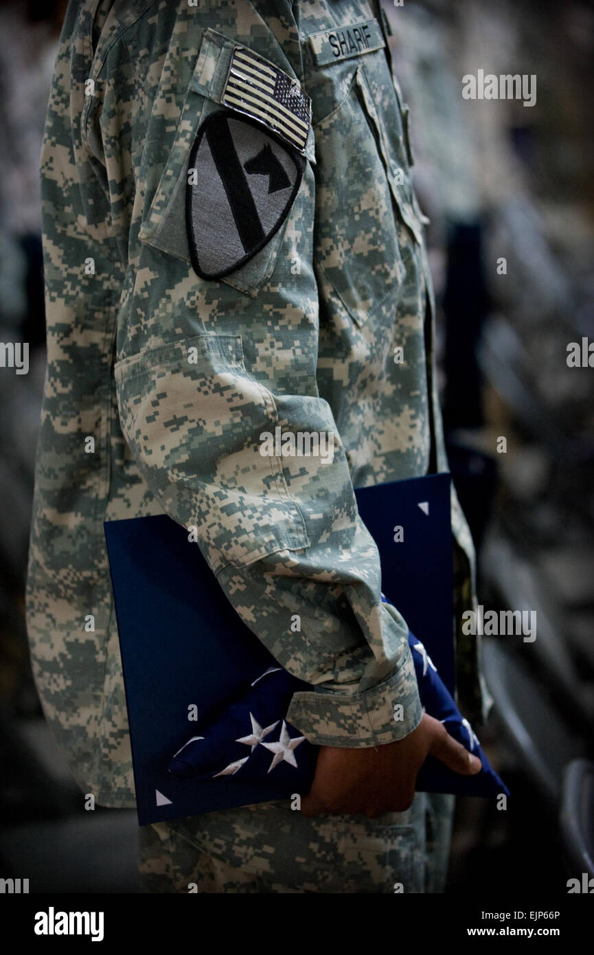 Un soldato detiene una bandiera degli Stati Uniti e il suo certificato di cittadinanza durante una cerimonia di naturalizzazione nov. 11, a Camp la vittoria al Faw Palace di Baghdad, Iraq. Quasi 160 soldati e marines, in rappresentanza di 60 paesi diversi, divenne l'America i cittadini più recente durante la cerimonia. Lee Craker MNC-I PAO. Veterani giorno contiene un nuovo significato per i soldati, Marines in Iraq /-news/2009/11/11/30218-veterani-giorno-detiene-new-senso-per-soldati-marines in iraq/ Foto Stock