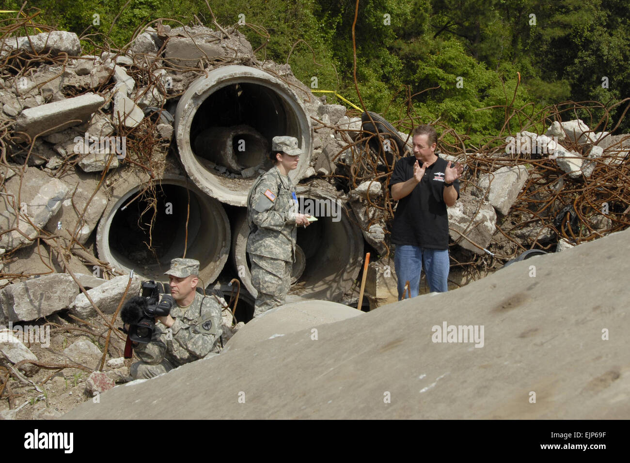 Danny Atchley, risposta dal gruppo internazionale RIG fuori di Oklahoma City, Okla., spiega traing sito caratteristiche di progettazione NEGLI STATI UNITI. Army Spc. Erica Knight, dalla Carolina del Sud Esercito Nazionale Guardia, durante la preparazione per l'esercizio vigile di guardia di Beaufort, S.C. Vigile protezione è una tre-giorni di lunga risposta di uragano esercizio con i partecipanti da parte dell esercito e aria guardie nazionali di numerosi stati in coordinamento con gli enti locali e nazionali di agenzie di emergenza. RIG è una società che offre formazione per il personale militare sulla risposta di emergenza. Senior Master Sgt. Edward E. Snyder rilasciato Foto Stock